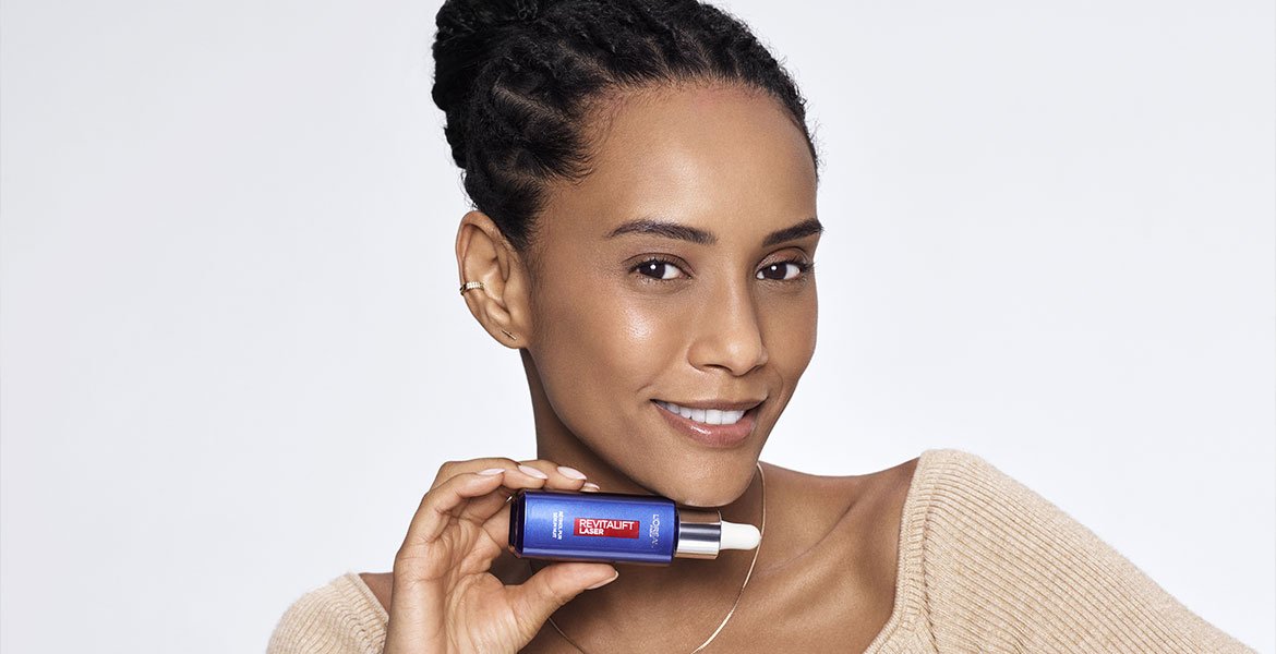 atriz Taís Araujo posando com o serum retinol em mãos